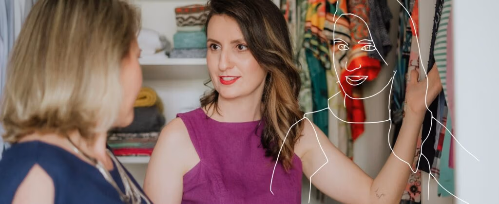 Joice Rossi explicando guarda-roupa para cliente da consultoria de estilo e visagismo