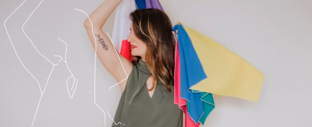 Joice Rossi com tecidos para análise de coloração pessoal ou teste de colorimetria