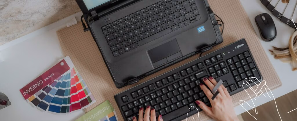 Consultora de estilo no escritório com cartelas de coloração e anel estiloso