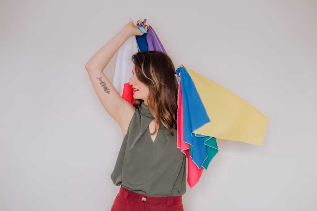 Joice Rossi com tecidos para análise de coloração pessoal