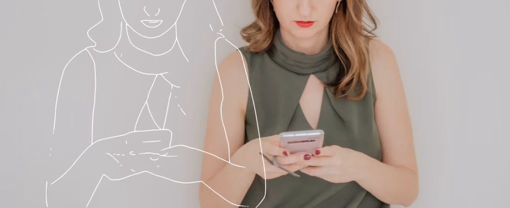 Cliente contatando consultora de estilo pelo celular