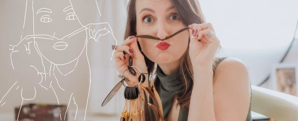 Consultora de estilo Joice Rossi com mecha de cabelo no rosto