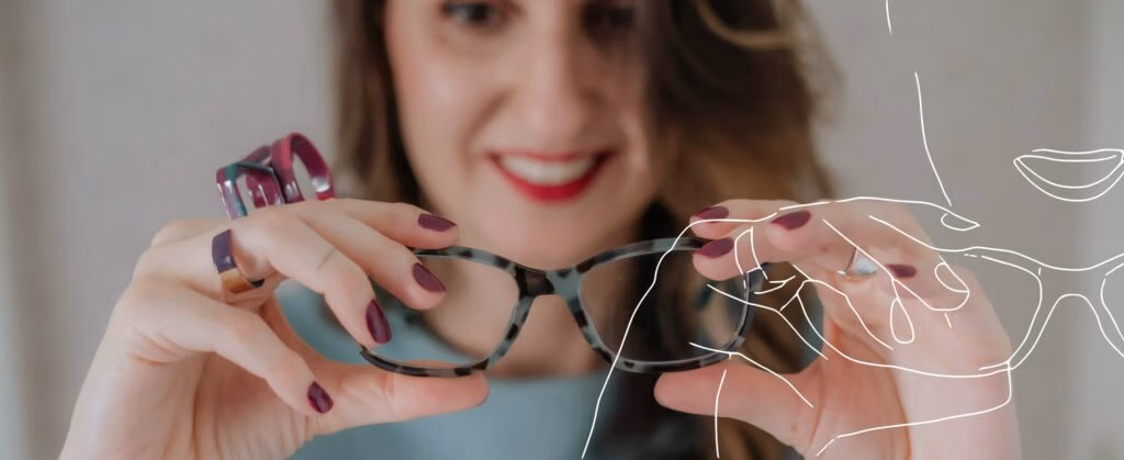 Joice Rossi com óculos de grau e anel estiloso