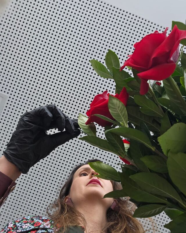 Uma experiência diferente no meio da semana: aprender um pouquinho sobre a construção de um buquê de rosas.

Obrigada @giulianafloresoficial @rbattistini @lydiasayeg @regianeivanski pela experiência!

#rosas #flores