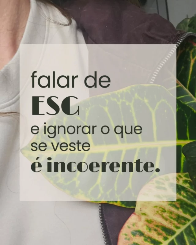 ESG está nos discursos corporativos, mas também precisa estar no guarda-roupa dos porta-vozes. E não estou de boicotar fast fashion!

Não adianta defender práticas  responsáveis se, na hora de se vestir, você escolhe no automático, sem pensar no impacto ou no que se comunica por meio do vestir. Pense comigo:

1. Se você fala de diversidade e inclusão, mas só veste o que te faz “parecer executivo padrão”, está reforçando quais estéticas e narrativas?
2. Se defende sustentabilidade ambiental, mas compra roupa sem estratégia, qual é o real compromisso com o consumo responsável?
3. Se discursa sobre governança e ética, mas seu próprio guarda-roupa não tem gestão e é composto por roupas aleatórias, isso é coerente?

Roupa é linguagem. Estilo é posicionamento. Não existe vestir neutro: toda roupa diz algo sobre você e sua visão de mundo.

Quer impactar o sistema? Comece por se vestir com mais intenção. E, se precisar de ajuda, conte comigo!

#ESG #ModaConsciente #ImagemPessoal #EstiloComPropósito #Sustentabilidade #Diversidade #Governança #ConsumoResponsável #personalstylist #consultoradeestilo