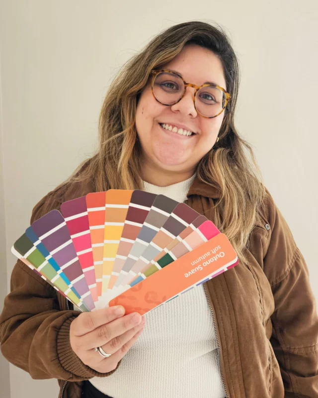 Primeiro a gente chega na cartela que mais harmoniza com seu tom de pele e depois avaliamos quais maquiagens estão alinhadas - é um treino de olhar pra entender as características das cores. Assim vc consegue também compor seu guarda-roupa com facilidade, sem necessidade de consultar a cartela o tempo todo. 😉
.
Obrigada @anafrizzera por participar dessa experiência e pelo papo!
.
.
#consultoradeestilo #personalstylist #coloraçãopessoal #análisedecoloração #analisecromatica